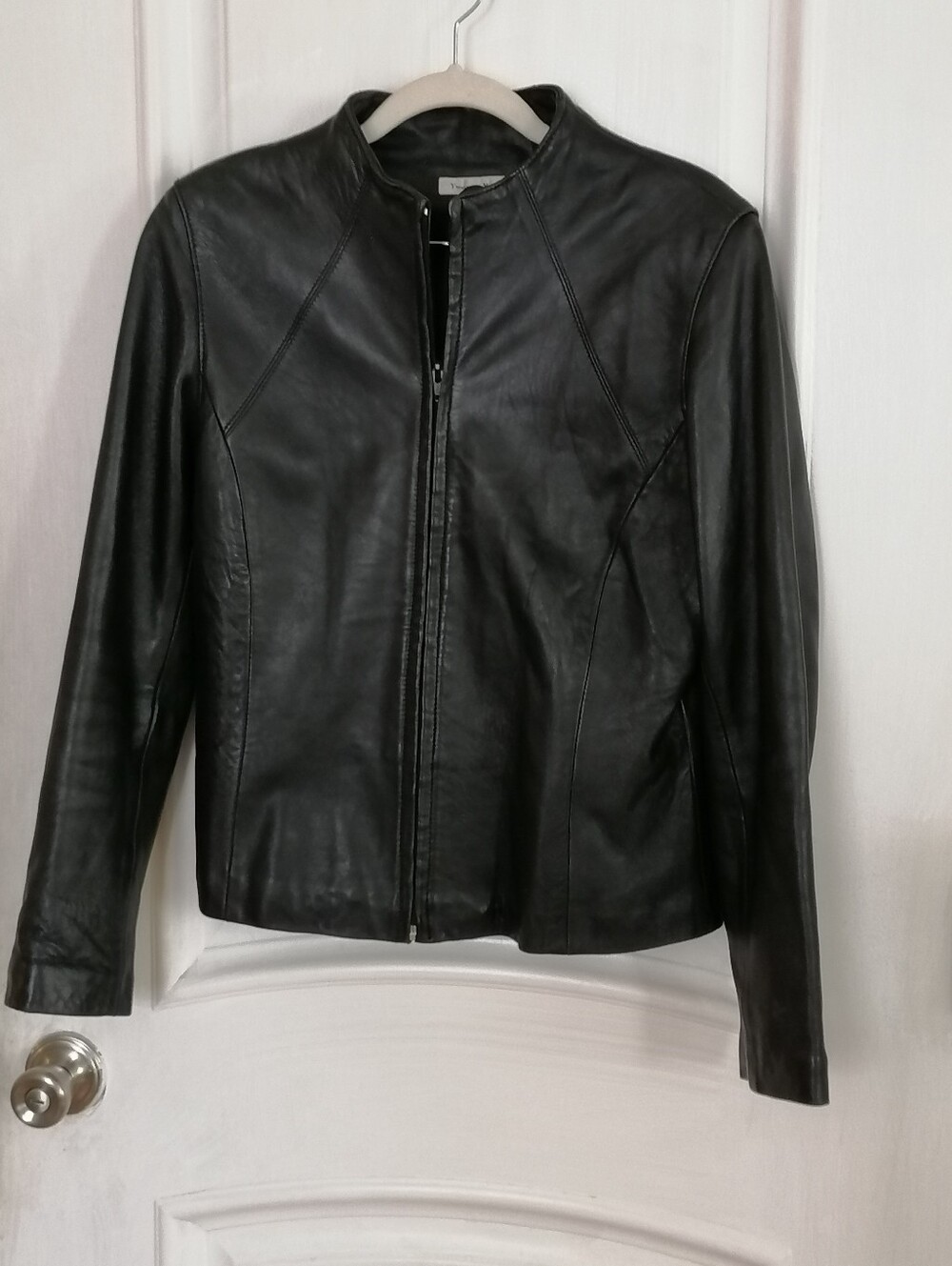 Sleek Black Leather Zip-Front Women's Jacket Size small